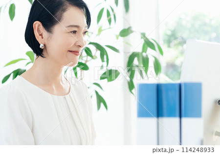 オフィスでパソコン操作をするビジネスウーマン 114248933