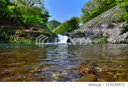 栃木県那須塩原市　塩原温泉を流れる箒川と布滝 114248971