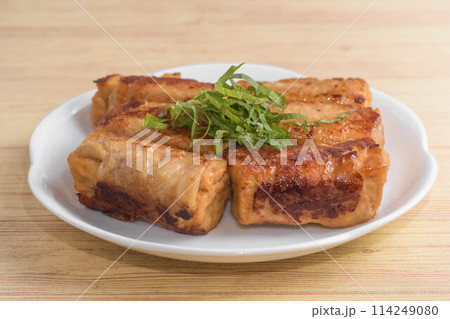 厚揚げの豚肉巻き炒め 114249080