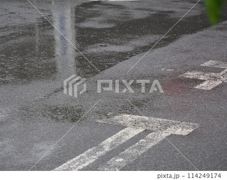 雨の日の濡れたアスファルト 114249174