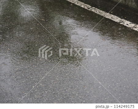 雨の日の濡れたアスファルト 114249175