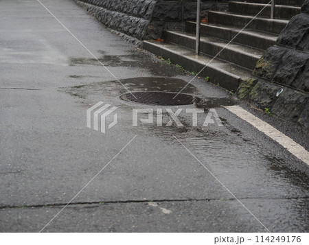 雨の日の濡れたアスファルト 114249176