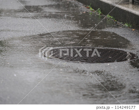 雨の日の濡れたアスファルト 114249177