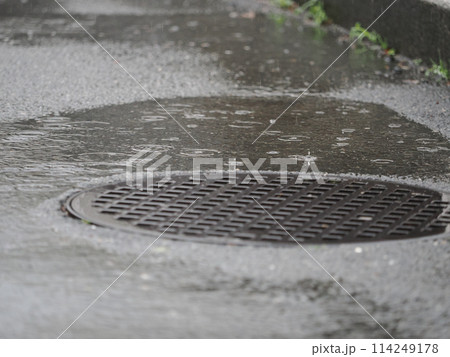 雨の日の濡れたアスファルト 114249178
