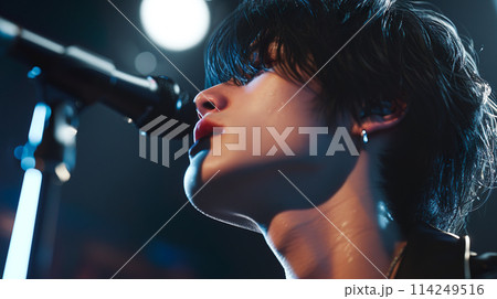 汗だくで熱唱する男性歌手の横顔 汗だくで熱唱する男性歌手の横顔 114249516