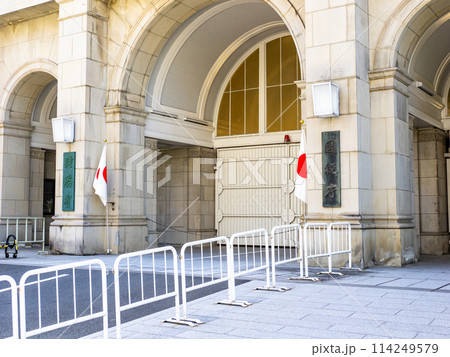 霞が関官庁街にある財務省庁舎と【財務省】【国税庁】の銘板 114249579