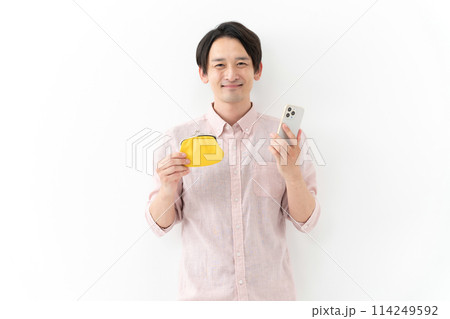 スマートフォンとお財布を持つ男性 114249592