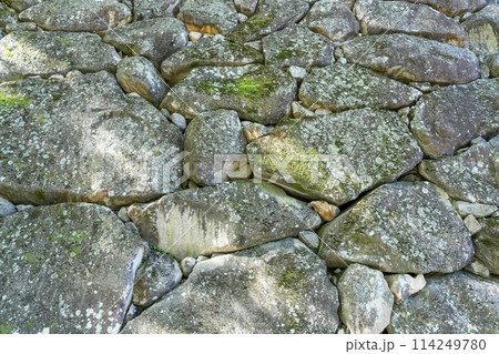 古い時代の野面積みの石垣の情景 114249780