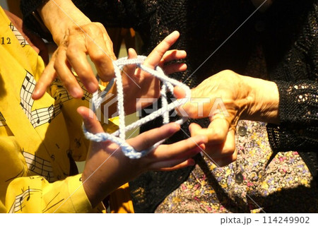 あったかいね。三世代で仲良しあやとり 114249902