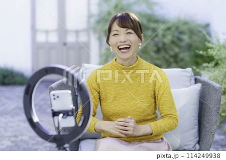 動画配信をするミドルエイジの女性 動画配信をするミドルエイジの女性 114249938