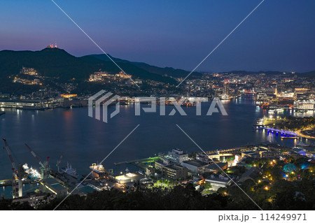 【鍋冠山公園展望台より長崎港を一望 (夜景)】 長崎県長崎市出雲2 【鍋冠山公園展望台より長崎港を一望 (夜景)】 長崎県長崎市出雲2 114249971