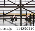 無人の空港の搭乗待合室 114250310