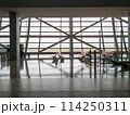 無人の空港の搭乗待合室 114250311