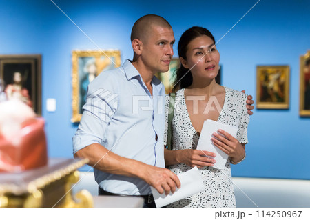 couple admiring art work 114250967