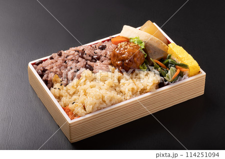 二色おこわ弁当(赤飯 山菜おこわ) 二色おこわ弁当(赤飯 山菜おこわ) 114251094