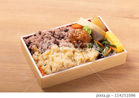二色おこわ弁当（赤飯　山菜おこわ） 114251096