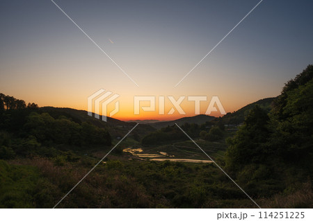 日本の岡山県美咲町の棚田の美しい風景 日本の岡山県美咲町の棚田の美しい風景 114251225