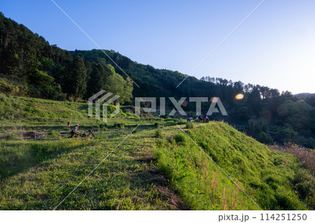 日本の岡山県美咲町の棚田の美しい風景 114251250