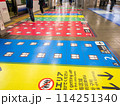 カラフルな駅のホームの床 114251340
