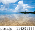 旅で訪れた晴れた日の石垣島の海の風景 114251344