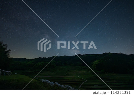 日本の岡山県美咲町の美しい棚田に浮かぶ天の川 114251351