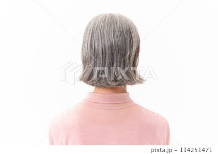 グレーヘアの女性　ヘアケア 114251471