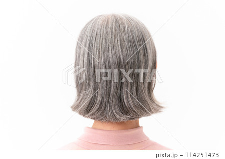 グレーヘアの女性　ヘアケア 114251473