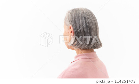 グレーヘアの女性 ヘアケア グレーヘアの女性 ヘアケア 114251475