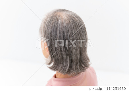 グレーヘアの女性 ヘアケア グレーヘアの女性 ヘアケア 114251480