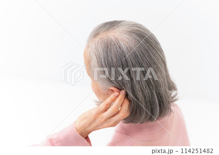 グレーヘアの女性　ヘアケア 114251482