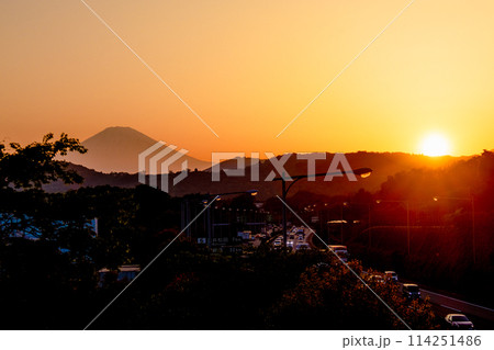 東名高速道路から見る夕日に染められた富士山 東名高速道路から見る夕日に染められた富士山 114251486