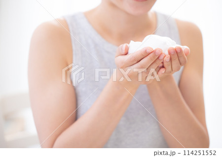 ビューティー　洗顔をする女性の手元 114251552