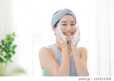 ビューティー　洗顔をする女性 114251568