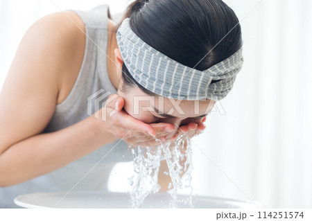 ビューティー 洗顔 水で顔を洗う女性 ビューティー 洗顔 水で顔を洗う女性 114251574