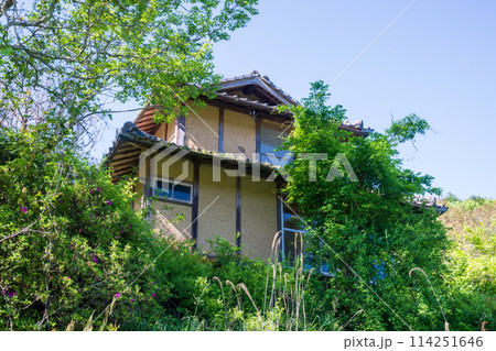 日本の岡山県美咲町の古くてとても美しい建物 日本の岡山県美咲町の古くてとても美しい建物 114251646