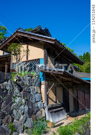 日本の岡山県美咲町の古くてとても美しい建物 日本の岡山県美咲町の古くてとても美しい建物 114251648