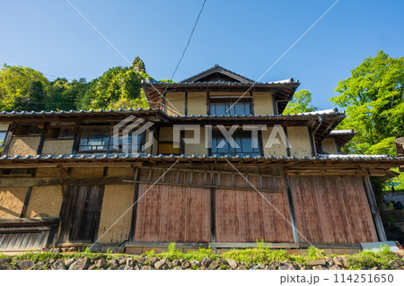 日本の岡山県美咲町の古くてとても美しい建物 日本の岡山県美咲町の古くてとても美しい建物 114251650