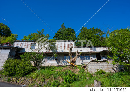 日本の岡山県美咲町の古くてとても美しい建物 日本の岡山県美咲町の古くてとても美しい建物 114251652