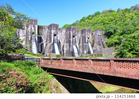 【香川県】ツツジ咲く春の豊稔池ダム（豊稔池堰堤）国最初の石積式多連マルチプルアーチダム 114251668