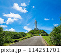 観光で訪れた晴れた日の石垣島の観光スポットの御神崎の灯台 114251701