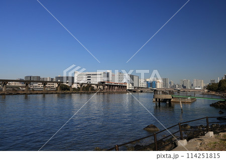 東京モノレール大井競馬場前駅と京浜運河の風景 114251815