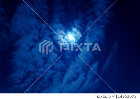 暗く青い空に妖艶な白い雲 暗く青い空に妖艶な白い雲 114252075