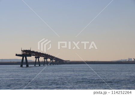 遠く羽田空港を望む城南島の風景 遠く羽田空港を望む城南島の風景 114252264