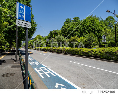 規制標識 327の4の2「普通自転車専用通行帯」・補助標識 505-B「始まり」 規制標識 327の4の2「普通自転車専用通行帯」・補助標識 505-B「始まり」 114252406