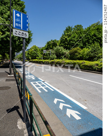 規制標識 327の4の2「普通自転車専用通行帯」・補助標識 505-B「始まり」 114252407