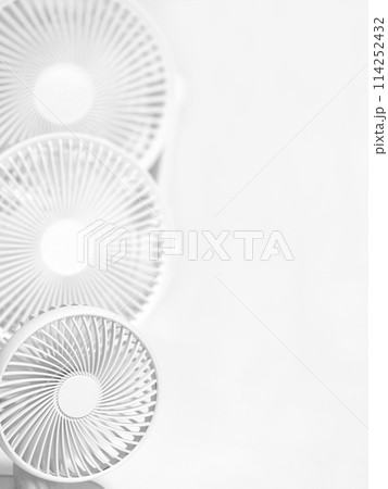 白いサーキュレーターと扇風機 114252432