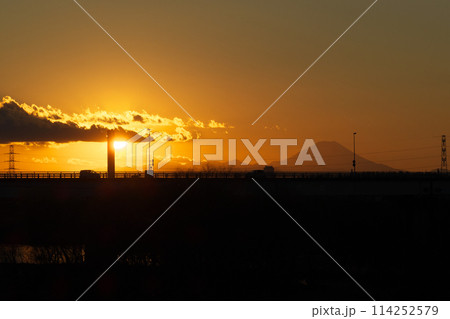 千葉から見る夕刻の富士山景色(シルエット) 千葉から見る夕刻の富士山景色(シルエット) 114252579