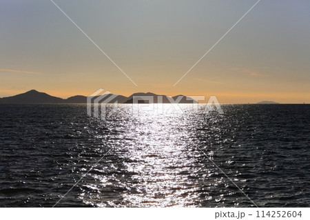 【香川県】観光船から見たキラキラ輝く(瀬戸内海、瀬戸内)の夕景 【香川県】観光船から見たキラキラ輝く(瀬戸内海、瀬戸内)の夕景 114252604