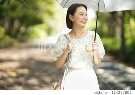 日傘をさす若い女性 日傘をさす若い女性 114252805