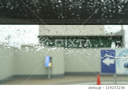 洗車機イメージ｜社内の運転敵からフロントガラスを撮影 114253236